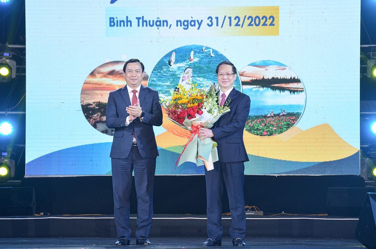 Tổng cục trưởng Tổng cục Du lịch Nguyễn Trùng Khánh tặng hoa chúc mừng tỉnh Bình Thuận đăng cai Năm Du lịch quốc gia 2023.